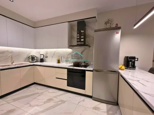 Vlore, jepet me qera apartament 2+1 Kati 2, 135 m² 900 € (VLORE)