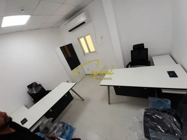 Tirane, jepet me qera zyre Kati 0, 25 m² 500 € (BULEVARDI BAJRAM CURRI)