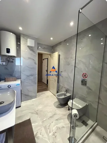 Tirane, jepet me qera apartament 1+1+Ballkon Kati 11, 67 m² 870 € 