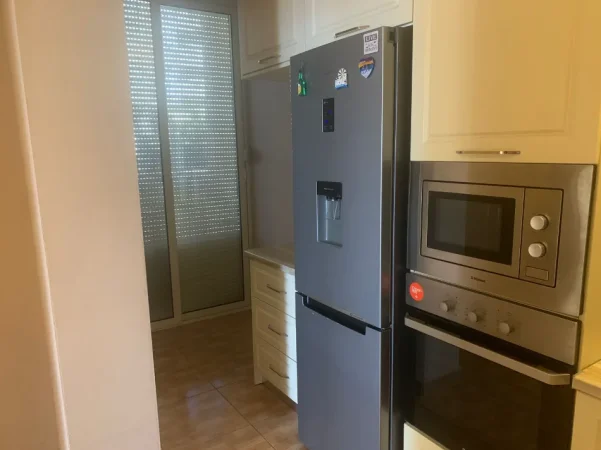 Tirane, jepet me qera apartament 2+1+Ballkon Kati 2, 130 m² 450 € (FRESKU)