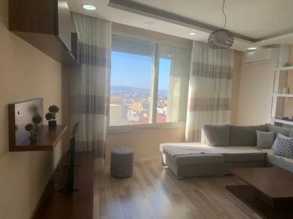 Tirane, jepet me qera apartament 2+1+Ballkon Kati 2, 130 m² 450 € (FRESKU)