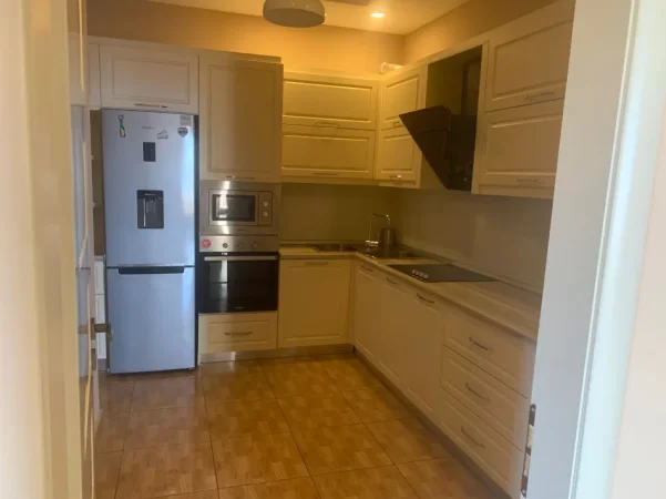 Tirane, jepet me qera apartament 2+1+Ballkon Kati 2, 130 m² 450 € (FRESKU)