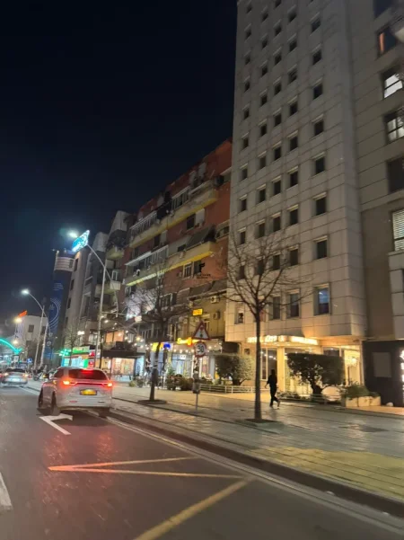 Tirane, jepet me qera dyqan Kati 0, 189 m² 6.000 € (SHESHI SKENDERBEJ)