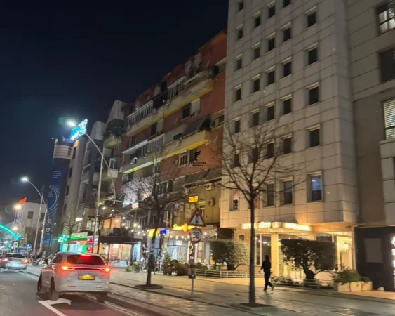 Tirane, jepet me qera dyqan Kati 0, 189 m² 6.000 € (SHESHI SKENDERBEJ)