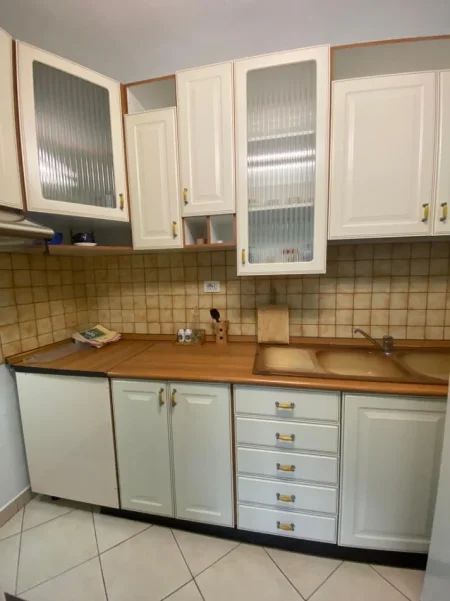 Tirane, jepet me qera apartament 1+1+Aneks+Ballkon Kati 3, 65 m² 500 € (ish parku i autobusave)