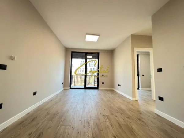 Tirane, jepet me qera ambjent biznesi Kati 2, 75 m² 600 € (SHKOLLA E KUQE)