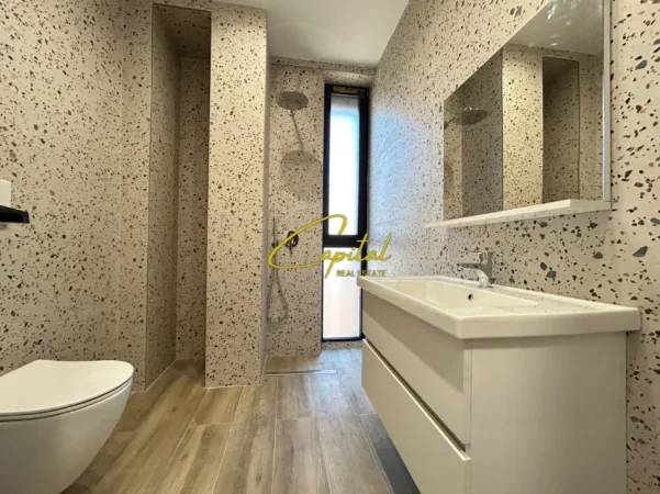 Tirane, jepet me qera ambjent biznesi Kati 2, 75 m² 600 € (SHKOLLA E KUQE)