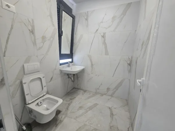 Tirane, jepet me qera ambjent biznesi Kati 1, 340 m² 3.000 € (TEG)