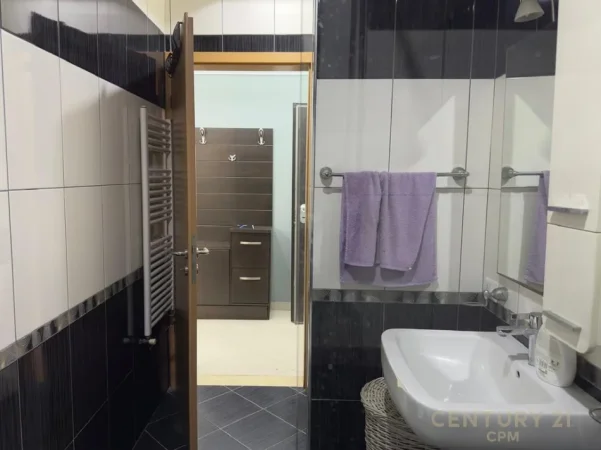 Tirane, jepet me qera apartament 2+1 Kati 6, 101 m² 700 € (astir)