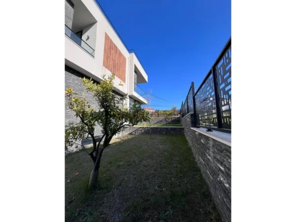 Tirane, shitet Vile 4+1+Aneks+Ballkon Kati 2, 500 m² 800.000 € (SAUK)