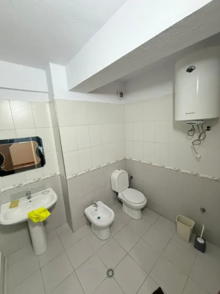 Tirane, jepet me qera zyre 3+1+2 , 140 m² (Komuna e Parisit)