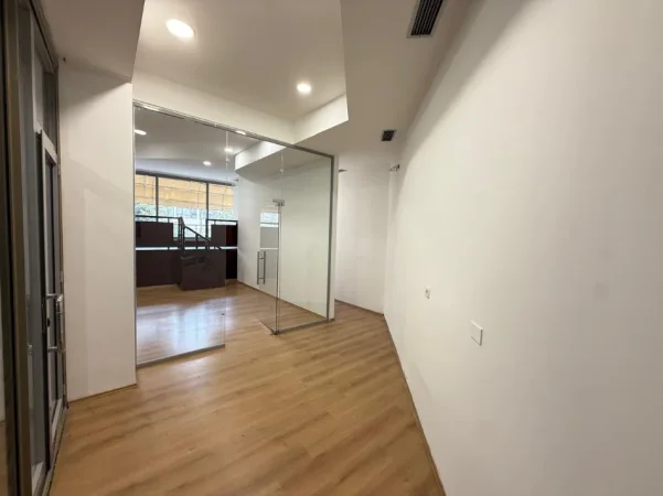 Tirane, jepet me qera zyre Kati 2, 65 m² 1.050 € (rruga Urani Pano)
