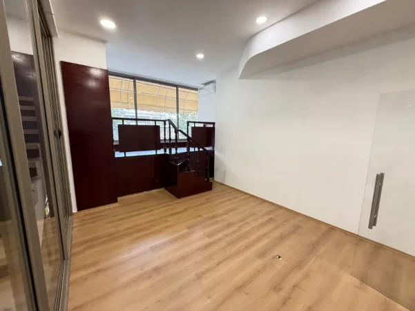 Tirane, jepet me qera zyre Kati 2, 65 m² 1.050 € (rruga Urani Pano)