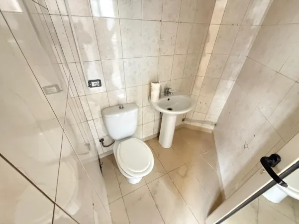 Tirane, jepet me qera zyre Kati 2, 65 m² 1.050 € (rruga Urani Pano)