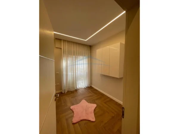 Tirane, jepet me qera apartament 2+1+Ballkon Kati 5, 81 m² 1.000 € (Pazari i Ri)
