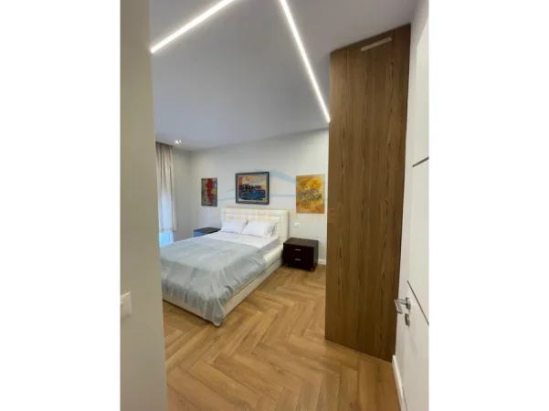 Tirane, jepet me qera apartament 2+1+Ballkon Kati 5, 81 m² 1.000 € (Pazari i Ri)