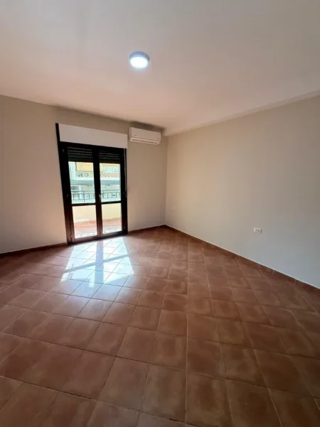 Tirane, jepet me qera ambjent biznesi Kati 3, 140 m² 800 € (KOMUNA PARISIT)