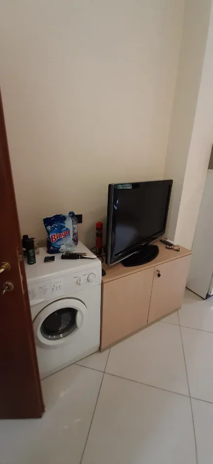 Tirane, jepet me qera garsonier 1+1 , 30 m² 300 € (liqeni)