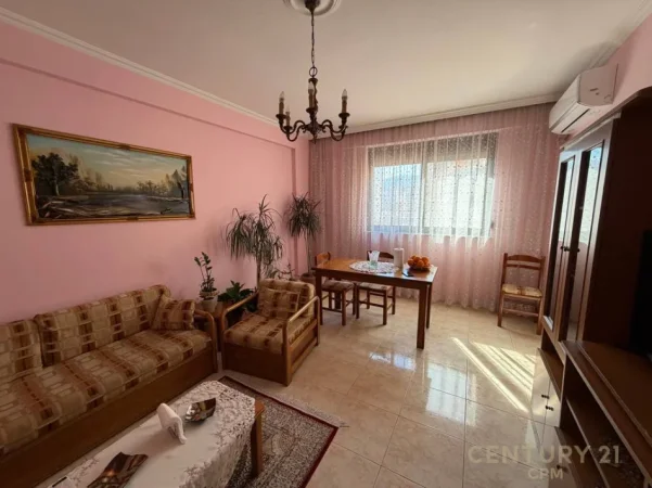 Tirane, jepet me qera apartament 3+1 Kati 5, 150 m² 900 € (Komuna e Parisit)