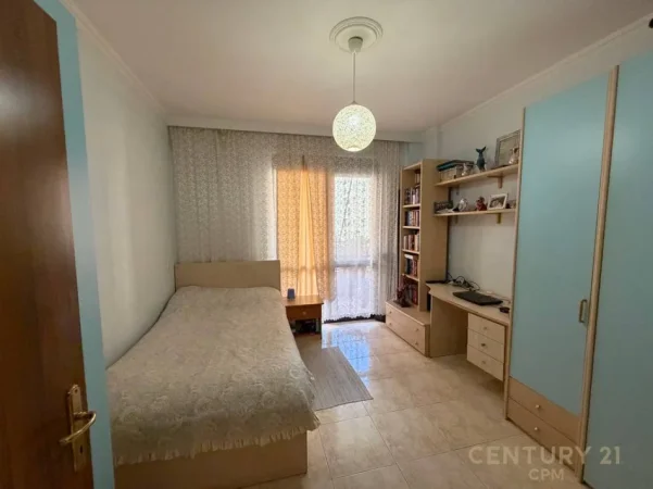 Tirane, jepet me qera apartament 3+1 Kati 5, 150 m² 900 € (Komuna e Parisit)