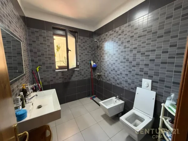 Tirane, jepet me qera apartament 3+1 Kati 5, 150 m² 900 € (Komuna e Parisit)