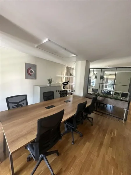 Tirane, jepet me qera zyre Kati 6, 140 m² 3.200 € (XHAMLLIKU)