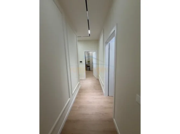 Tirane, jepet me qera apartament 3+1+Ballkon Kati 2, 323 m² 5.000 € (Green Valley)