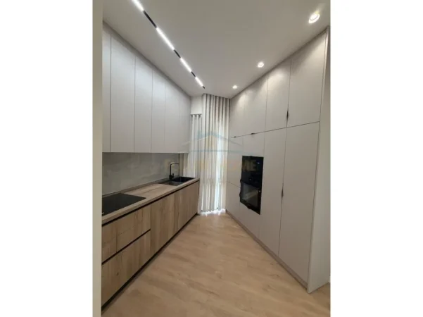 Tirane, jepet me qera apartament 3+1+Ballkon Kati 2, 323 m² 5.000 € (Green Valley)