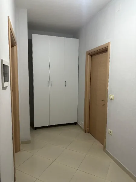 Tirane, jepet me qera apartament 1+1+Ballkon Kati 2, 75 m² (Selite)