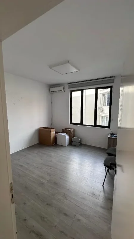Tirane, jepet me qera zyre Kati 1, 116 m² 1.200 € (VASIL SHANTO)