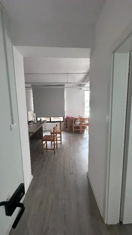 Tirane, jepet me qera zyre Kati 1, 116 m² 1.200 € (VASIL SHANTO)