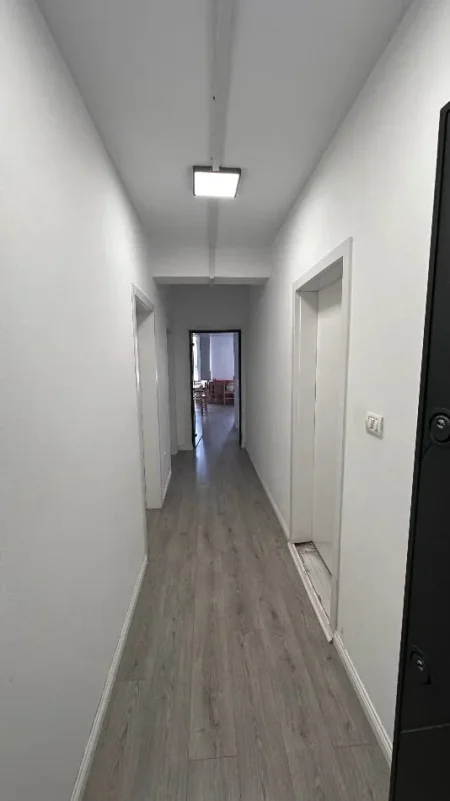 Tirane, jepet me qera zyre Kati 1, 116 m² 1.200 € (VASIL SHANTO)