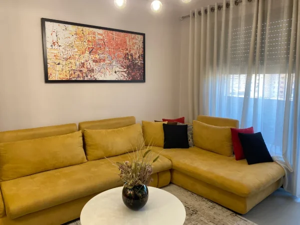 Tirane, jepet me qera apartament 1+1+Ballkon Kati 2, 70 m² 850 € 