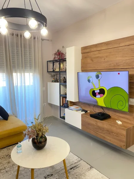 Tirane, jepet me qera apartament 1+1+Ballkon Kati 2, 70 m² 850 € 