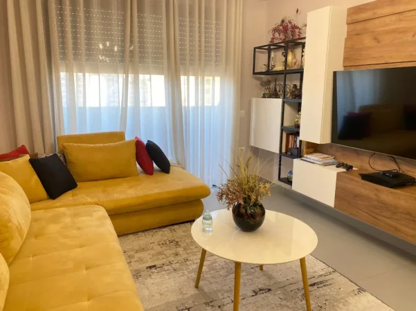 Tirane, jepet me qera apartament 1+1+Ballkon Kati 2, 70 m² 850 € 