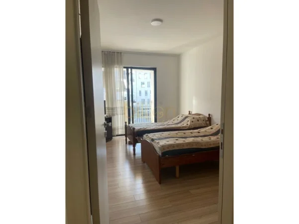 Tirane, shitet apartament 3+1 , (5 MAJI) me hipoteke