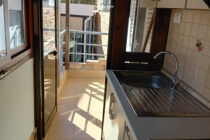 Tirane, jepet me qera apartament 1+1 Kati 3, 54 m² 540 € (Rruga e Barrikadave)