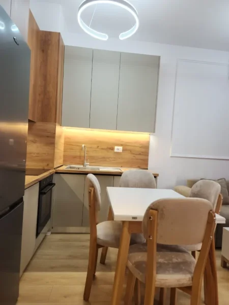 Tirane, jepet me qera apartament 1+1+Ballkon Kati 4, 62 m² 500 € (ALI DEMI)