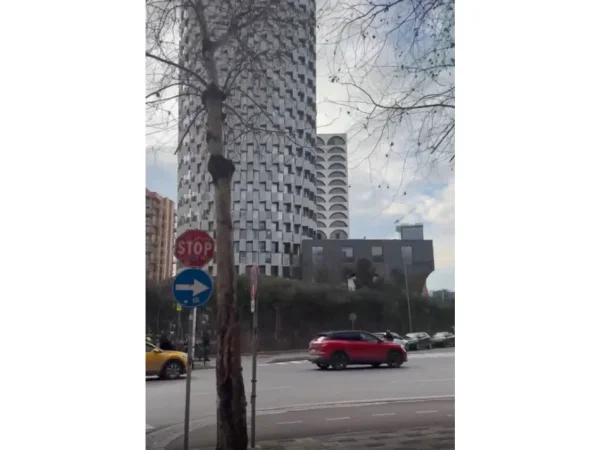 Tirane, jepet me qera ambjent dyqan kati 0 Kati 0, 73 m² 5.000 € (qender)