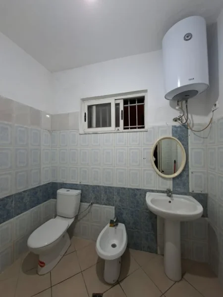 Tirane, jepet me qera garsonier 1+1 Kati 1, 40 m² 260 € (Inxhineria 21 dhjetori)