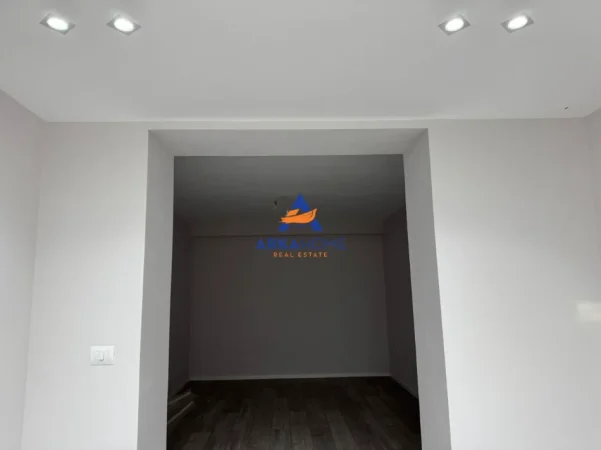 Tirane, jepet me qera ambjent biznesi Kati 0, 70 m² 1.500 € 