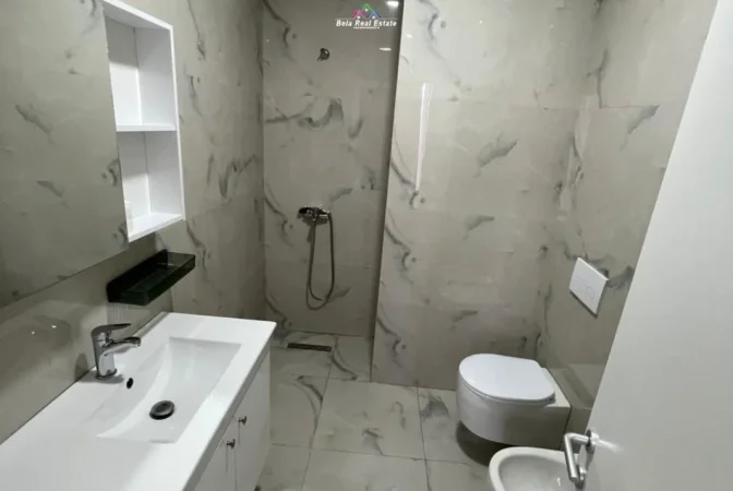 Tirane, jepet me qera apartament 1+1 Kati 3, 70 m² 620 € (ish fusha e aviacionit)