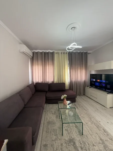 Tirane, jepet me qera apartament 2+1+Ballkon Kati 6, 115 m² 500 € (Yzberisht, prane Grand Gallery)