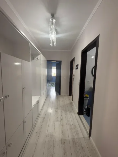 Tirane, jepet me qera apartament 2+1+Ballkon Kati 6, 115 m² 500 € (Yzberisht, prane Grand Gallery)