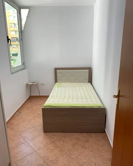 Tirane, jepet me qera apartament 2+1+Aneks+Ballkon Kati 2, 80 m² 650 € (Kompleksi Kika 1)