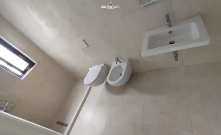 Tirane, jepet me qera zyre Kati 2, 106 m² 620 € (Rruga Xhanfize Keko)