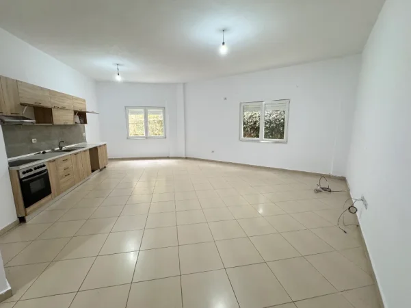 Tirane, jepet me qera apartament 2+1+Ballkon Kati 2, 115 m² 450 € (Liqeni i Thate)