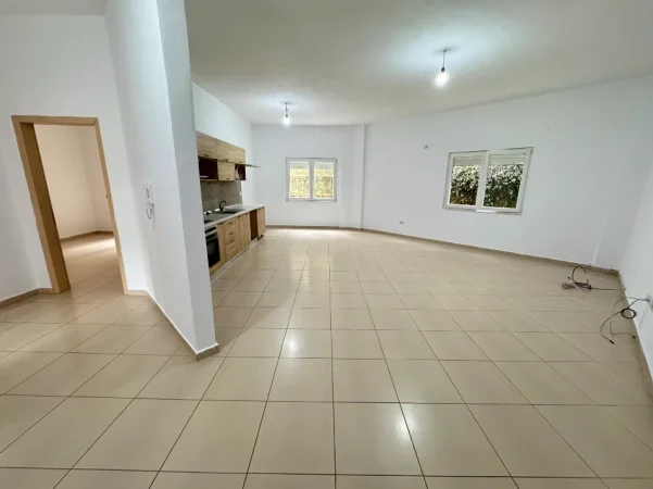 Tirane, jepet me qera apartament 2+1+Ballkon Kati 2, 115 m² 450 € (Liqeni i Thate)