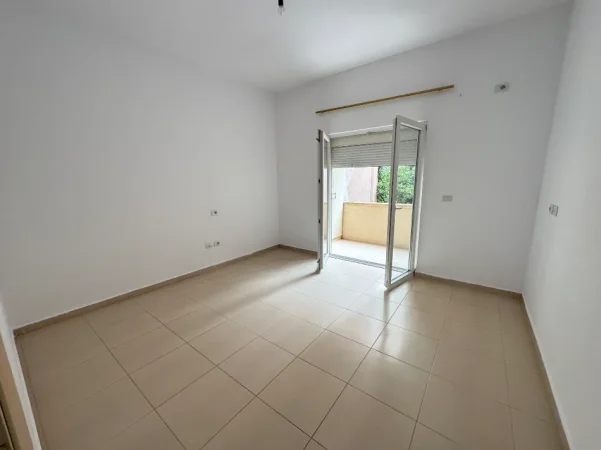Tirane, jepet me qera apartament 2+1+Ballkon Kati 2, 115 m² 450 € (Liqeni i Thate)