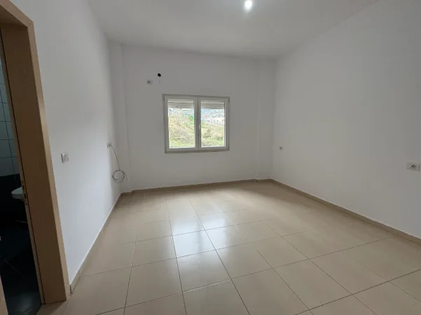Tirane, jepet me qera apartament 2+1+Ballkon Kati 2, 115 m² 450 € (Liqeni i Thate)